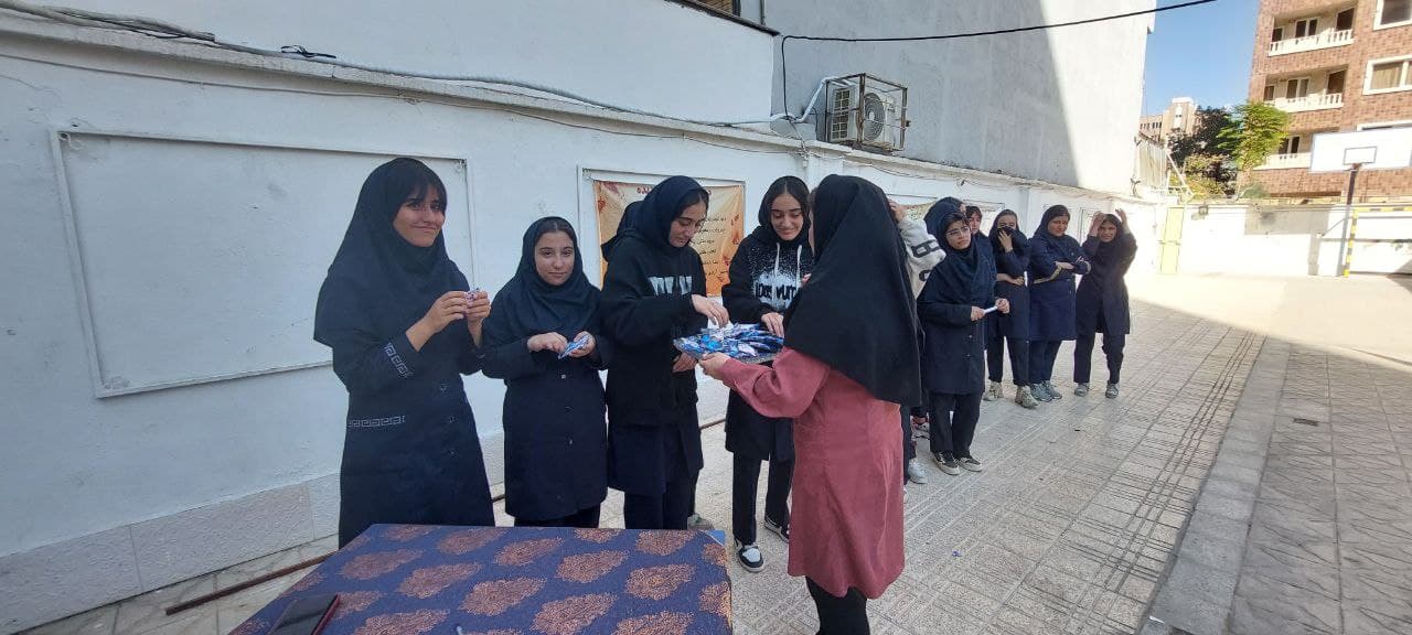 روز دانش آموز و هدیه به تمامی پایه های مدرسه درخشان